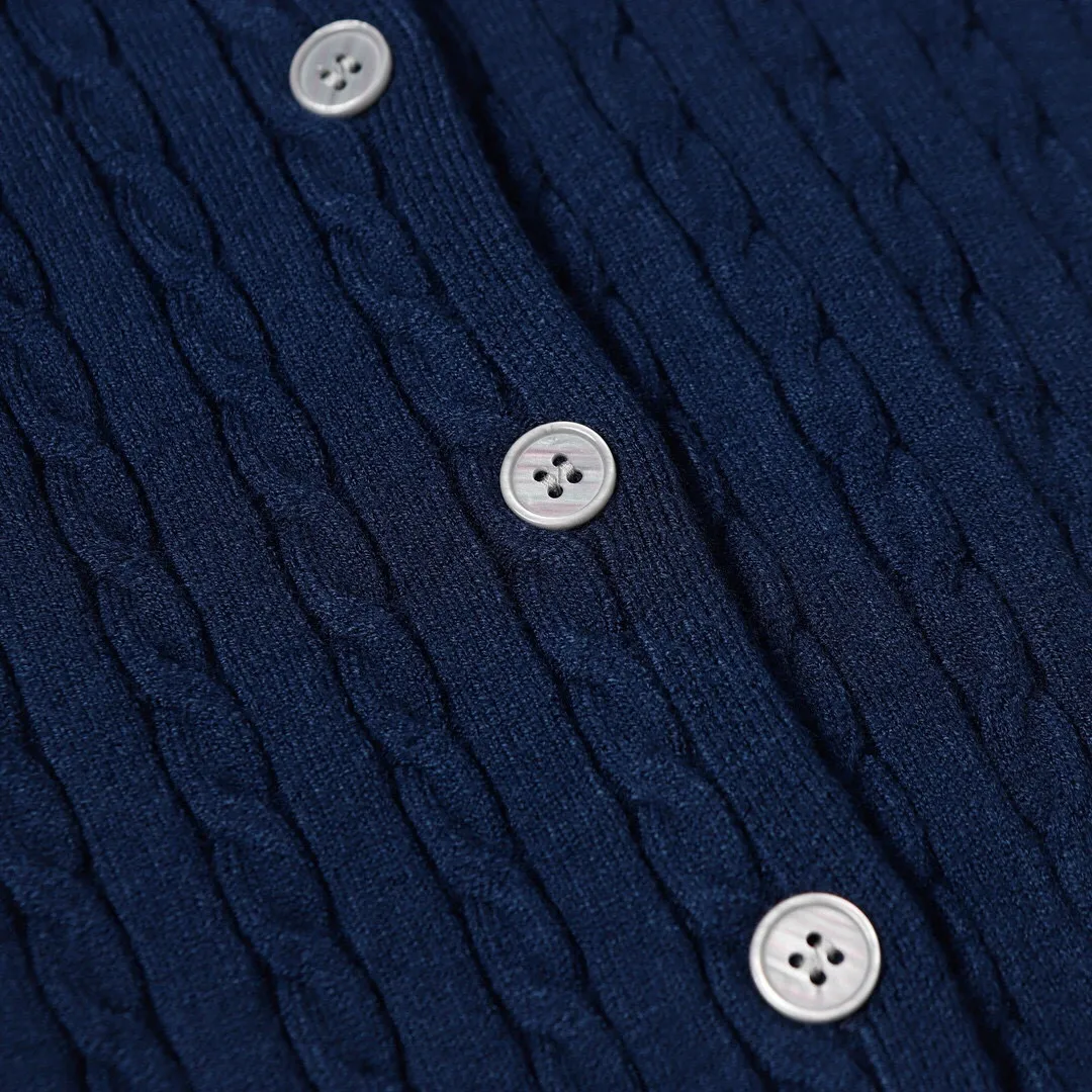 P166 Style No.: 602 -Ralph Lauren RL cardigan with classic war horse logo embroidery on the chest, long-sleeved sweater sweater jacket -The item is made of custom-dyed and custom-spun yarn, purchased from the original version. A full set of customized accessories. Details determine success or failure. Heavy new autumn and winter style. The weight of the item is as high as 800 grams. It is soft and delicate and does not tie the body. The upper body effect is very nice. Loose fit. Women's style. -Color: black, off-white, milk tea, light gray, dark gray. Navy blue red khaki red - Size: S / M / L S size 80-100 catties M size 100-120 catties Large size 120-135 catties